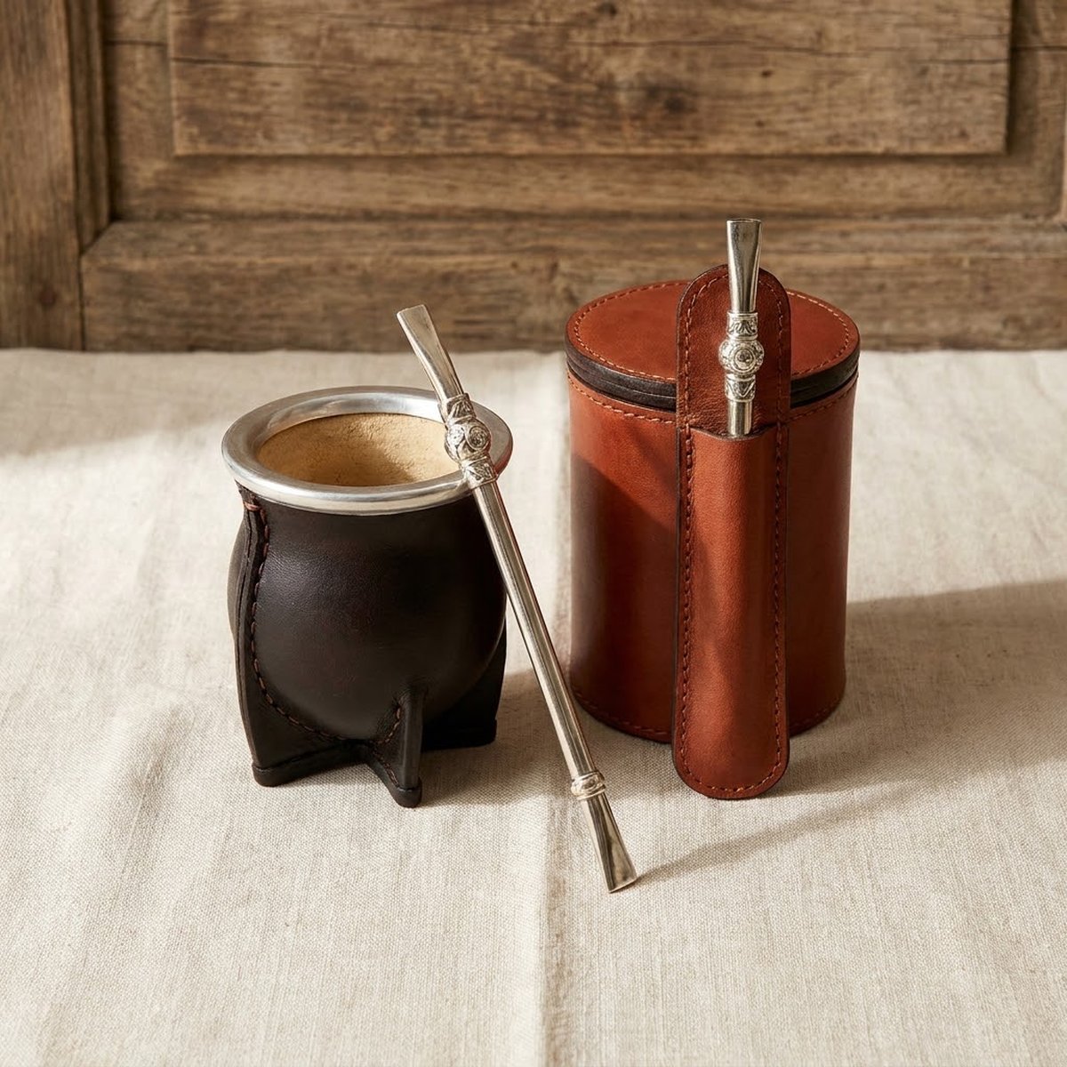 Set regalo Burton: mate forrado en cuero, bombilla de alpaca labrada y yerbera de cuero sobre lino